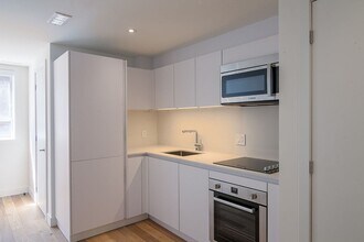 Building Photo - 25 Av des Pins O