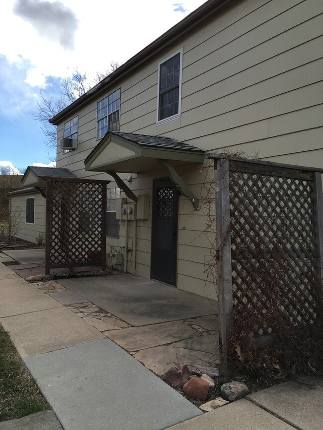 Photo - Lovely 2 bed 1 Bath Townhome in park-like setting in Boulder. - Available July 6th!