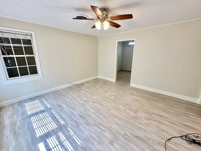 Building Photo - 916 Lynden Blvd