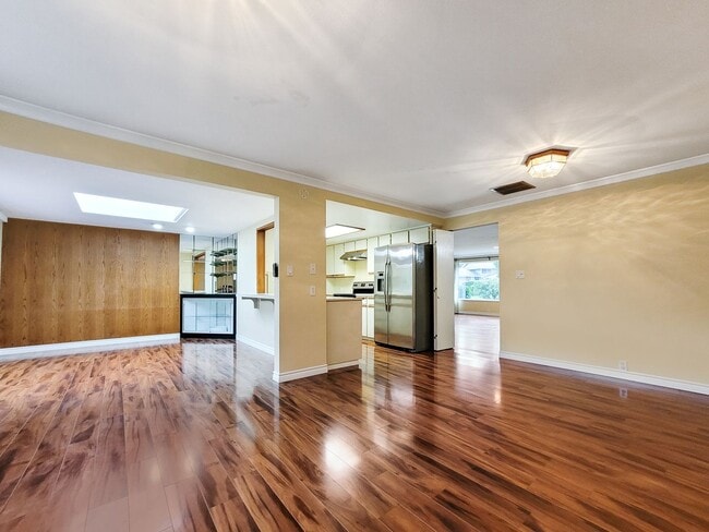 Building Photo - Charming Rambler with Abundant Natural Lig...