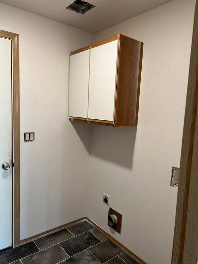 Building Photo - 2119 SW Canyon Dr