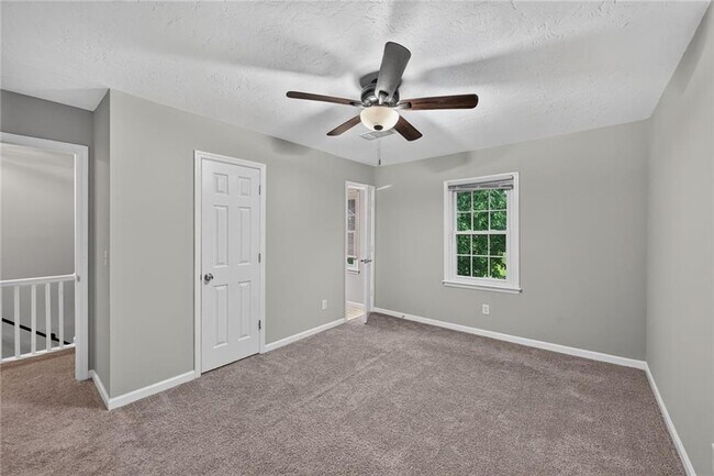 Foto del edificio - 226 High Creek Dr