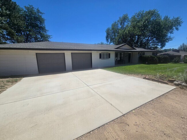 Building Photo - Rural 3 Bedroom Home in Fort Collins with Attached Garage and HUGE Yard Now Available! NO HOA!