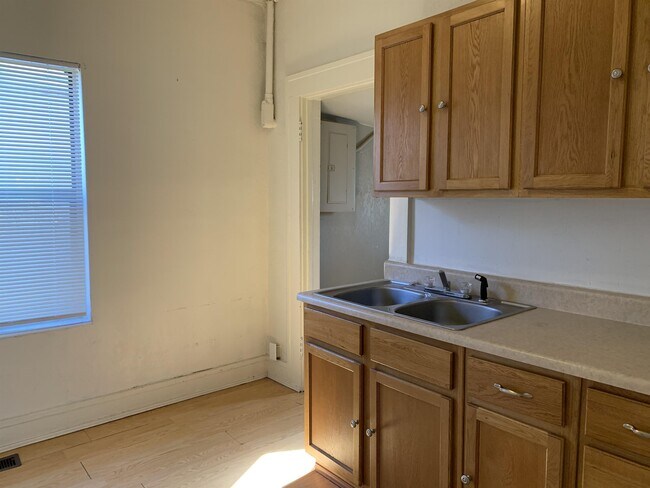 Building Photo - 924 E High St