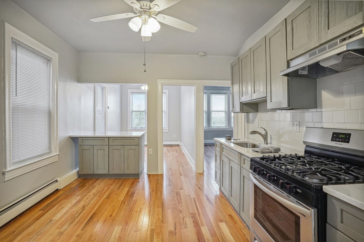 Primary Photo - 131 Manhattan Ave