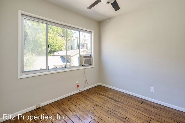 Foto del edificio - 2330 N Beachwood Dr