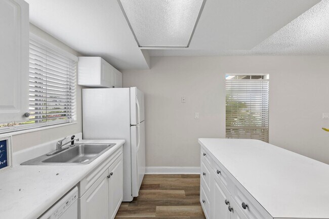 Photo - Cozy unfurnished, 2 Bedroom, 1 Bathroom, C... Apartment