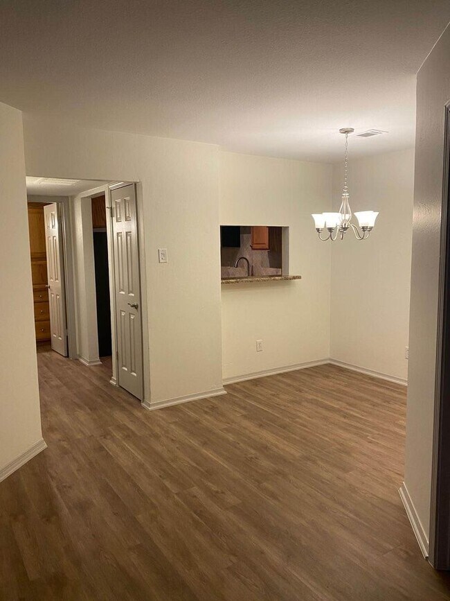 Dining Area - 18333 Roehampton