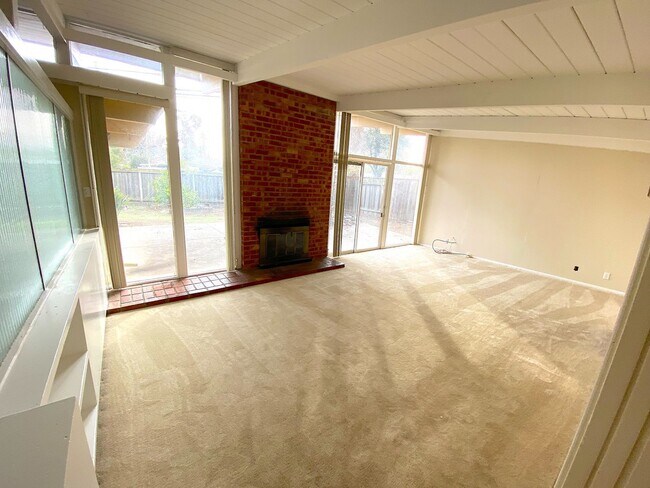 Building Photo - Spacious 5 Bed 2.5 Bath Home Fairmeadow Pa...