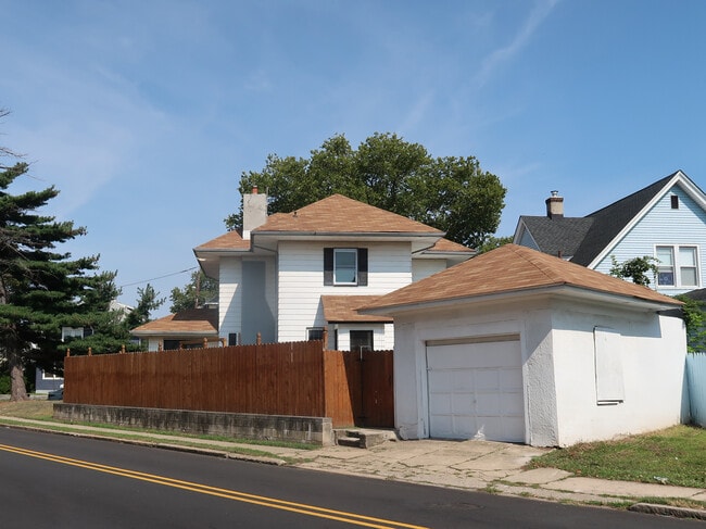 Building Photo - 1286 Oakwood Ave