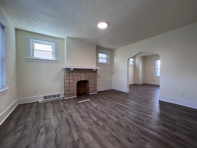 Foto del edificio - Updated 2BR house with Garage!