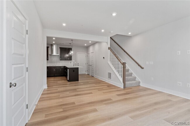 Building Photo - 593 Weaver Brook Walk