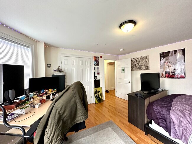 Foto del edificio - 107 Fisher Ave