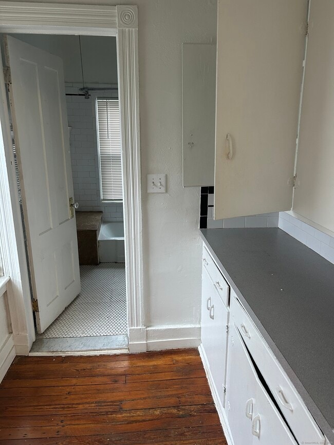Building Photo - 733 Elm St