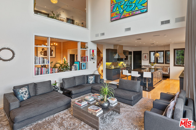Foto del edificio - 1573 Sunset Plaza Dr