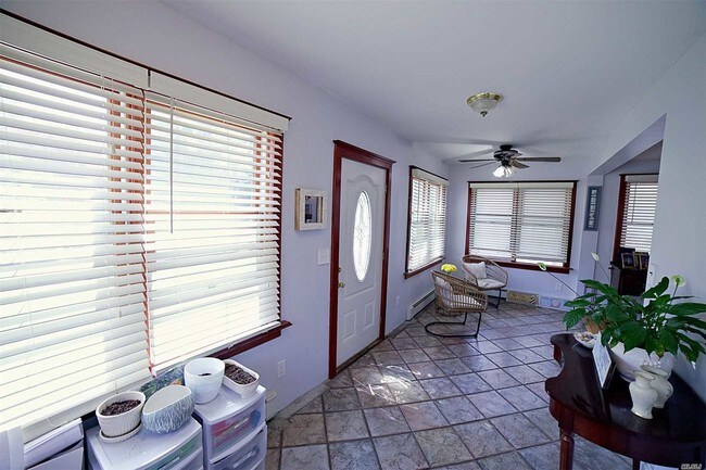 Foto del edificio - 105 Hewlett Ave