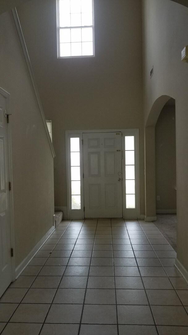 Foto del edificio - Lovely 4 BR/2.5 BA in Avalon -  FRESH paint, BRAND NEW flooring, FOUR bedrooms and a FENCED yard!!