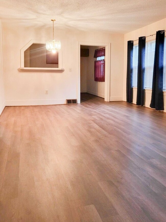 Building Photo - 2 bedroom, 1 bath house
