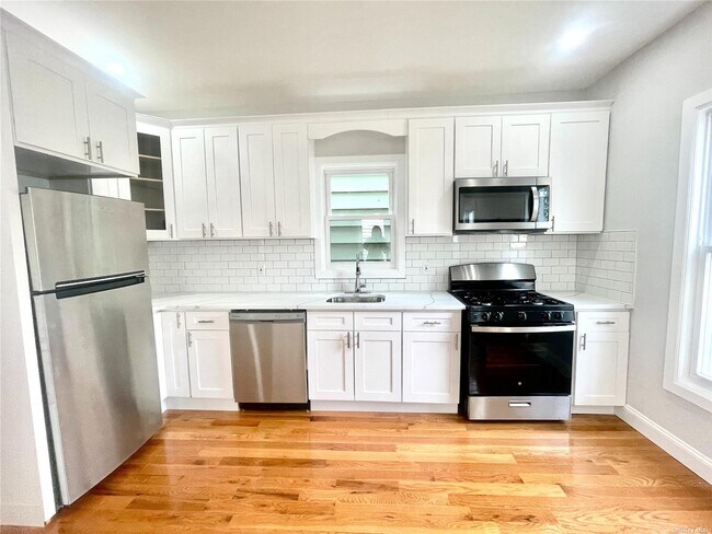 Foto del edificio - 681 E 235th St