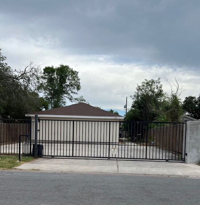 Building Photo - 2207 Galveston Ave
