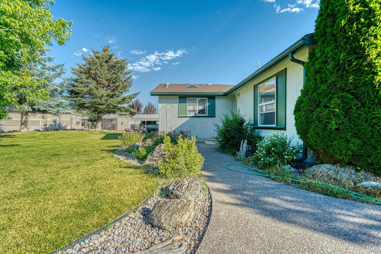 Foto principal - For Lease: 3BR/2BA Home with Spacious Yard...