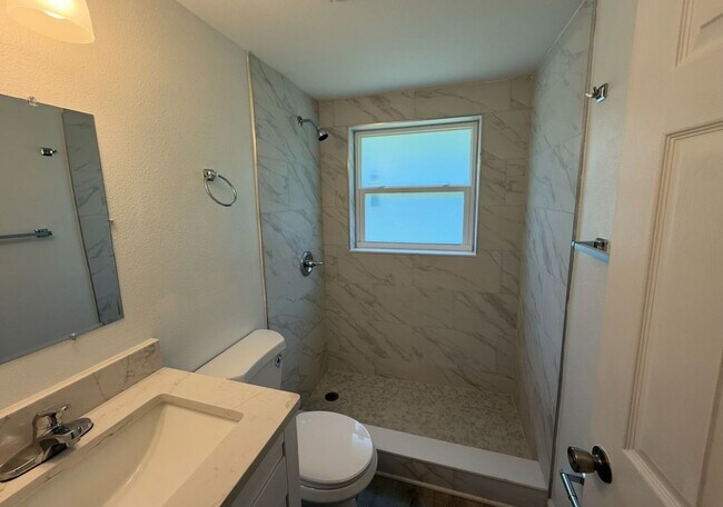 Foto del edificio - 5904 Kingsview Ln