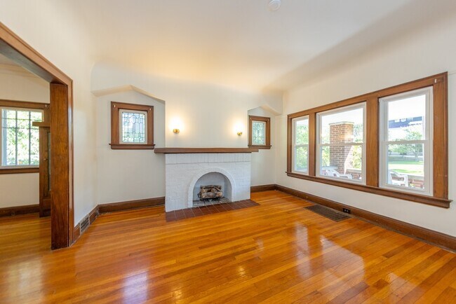 Foto del edificio - 2438 Woodmere Dr