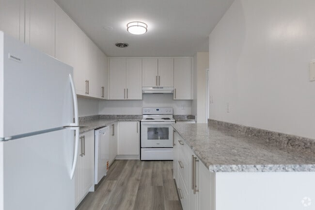 1BR, 1BA - Kitchen - The Village Squire Apartments