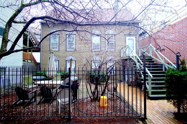 Building Photo - 3144 N Southport Ave
