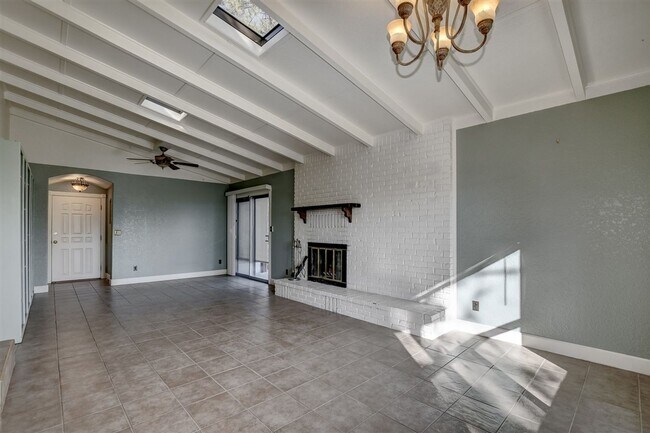 Foto del edificio - 2 Bed + possible 3rd, 2 Bath Home Close to...