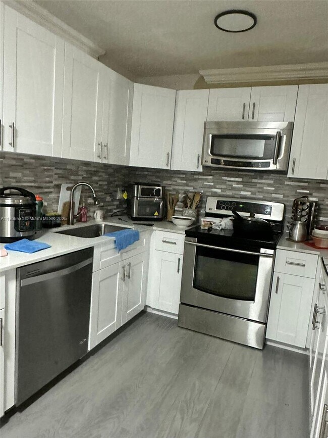 Building Photo - 4361 SW 49th Ct