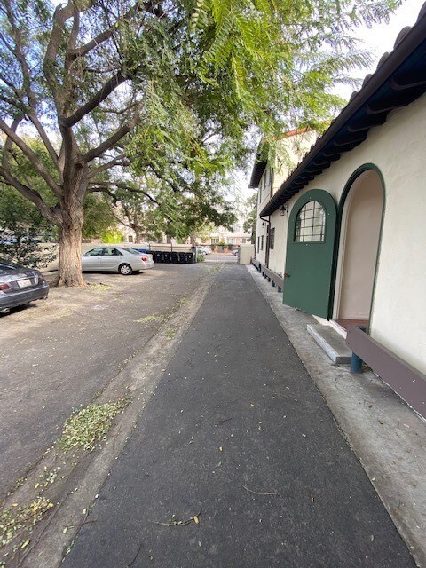 Foto del edificio - 817 N Hayworth Ave