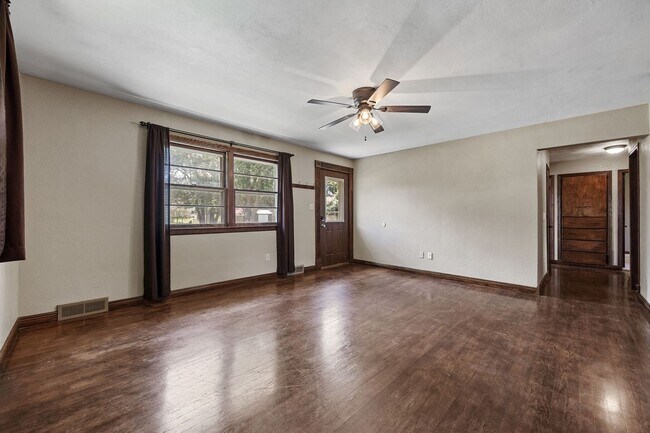 Building Photo - Single Family Home On Convenient, Quiet St...