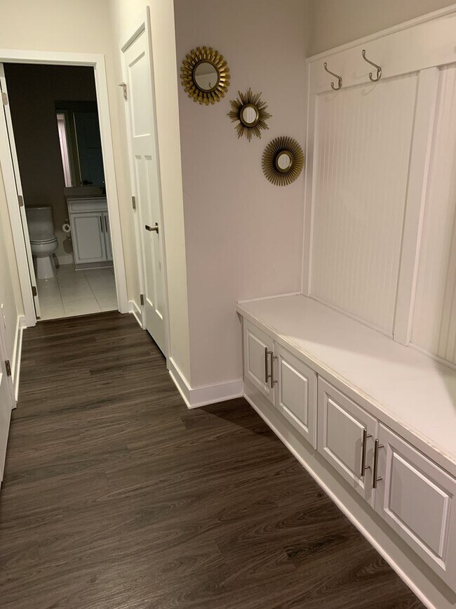 Building Photo - 4-bedroom, 3.5-bath townhouse in Dye Estates