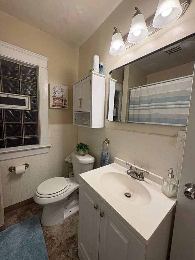 Baño - 1944 W 73rd St