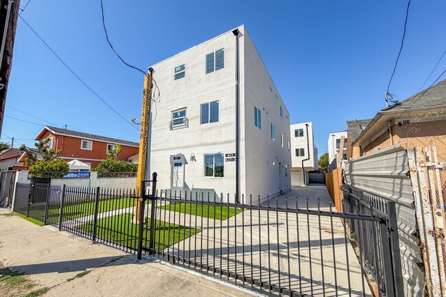 Building Photo - 423 E 31st St