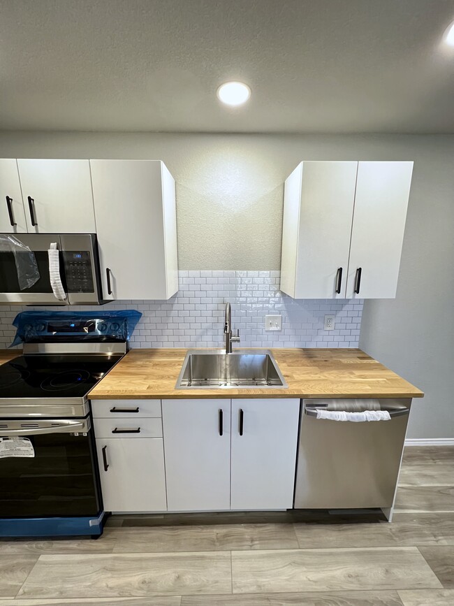 Building Photo - 3801 Meadowbrook Dr