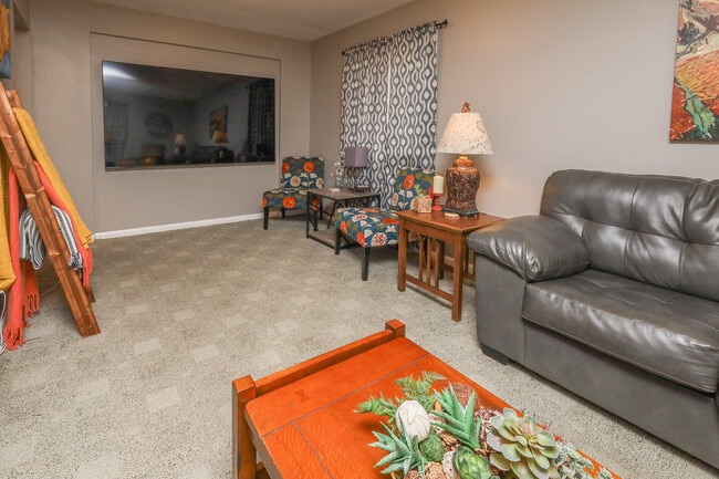 Building Photo - 622 Hialeah Dr
