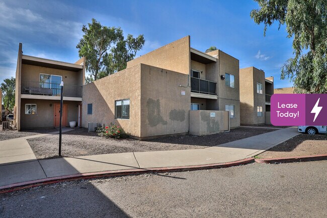 Building Photo - 2813 E Paradise Ln