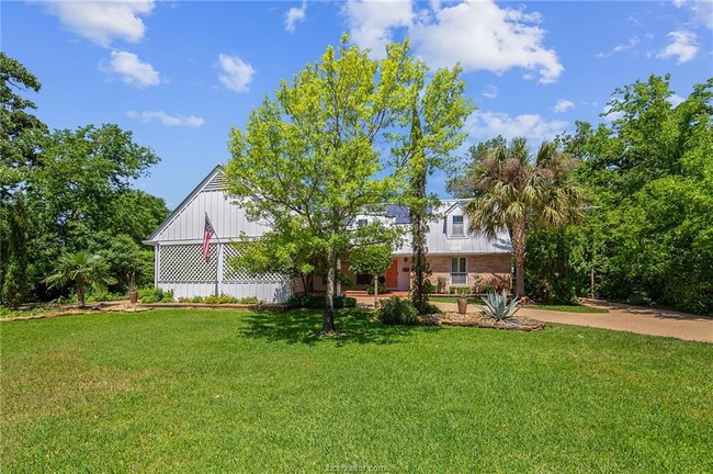 Building Photo - 404 E Brookside Dr