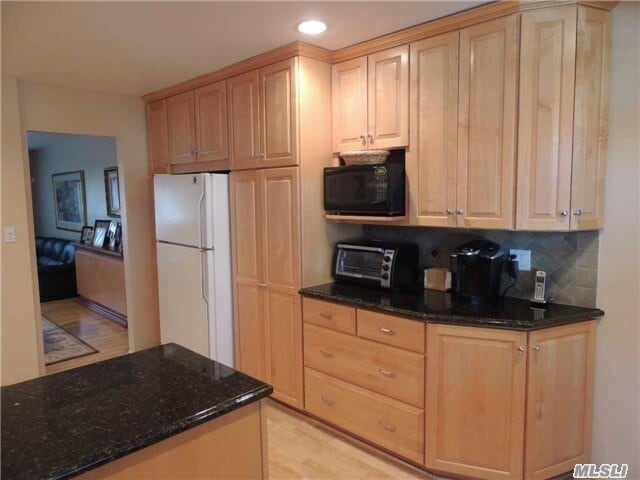 Building Photo - 47 Manors Dr
