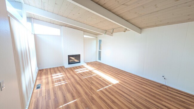 Foto del edificio - 1076 Oaktree Dr