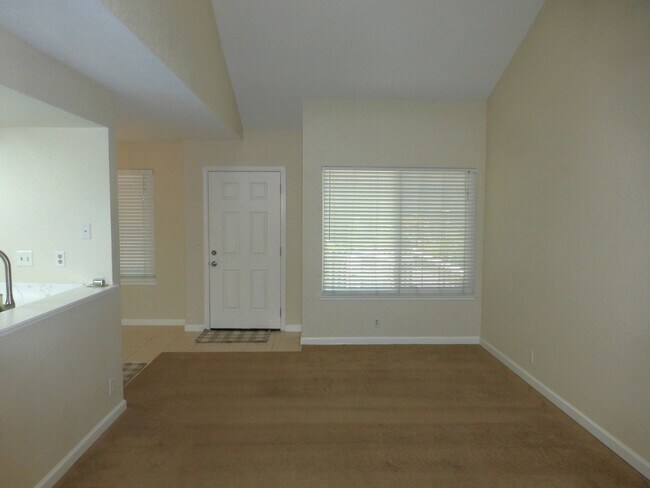 Foto del edificio - Townhouse 2 bedrooms, 2 1/2 baths, 2 car g...
