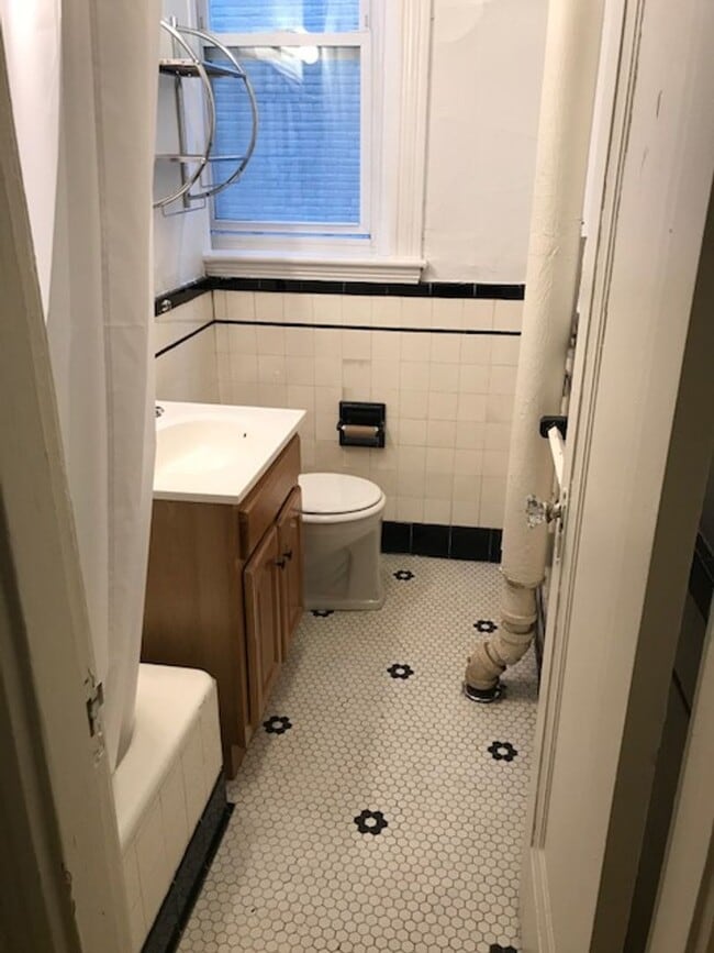 Foto del edificio - HUGE Sunny 2 Bed split, Cleveland Circle Utilities INC, Laundry, Price lowered 11.1 or 12.1 or 1.1