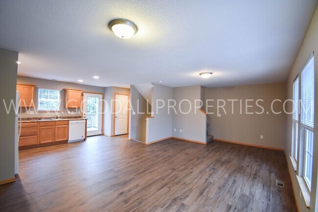 Building Photo - 2 bedroom 2.5 bath Townhome in Urbandale with attached garage!