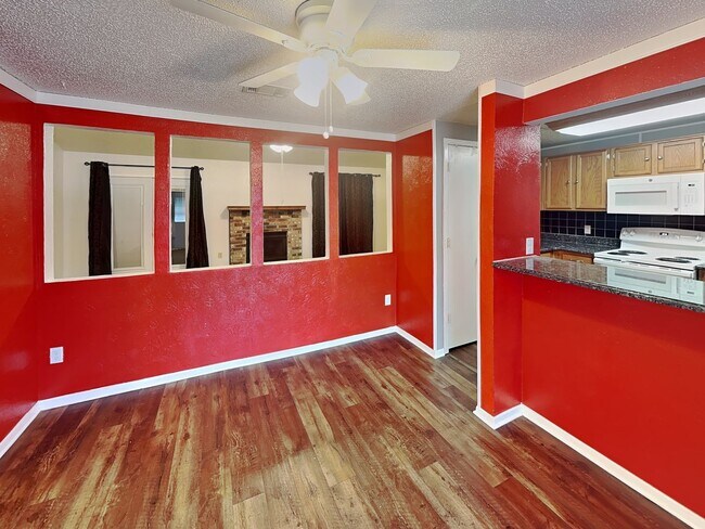 Foto del edificio - Charming One-Story with Bonus Sunroom & Backyard Retreat in Prime Summerfields Location!