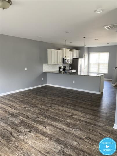Building Photo - 8960 Commons Townes Dr
