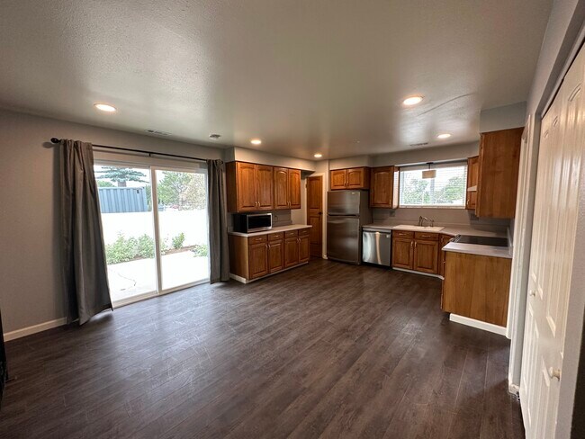 Foto del edificio - Spacious Family Home in Sandy!