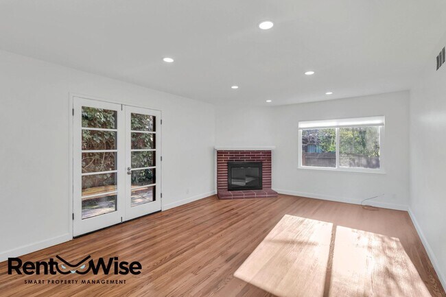 Foto del edificio - 838 Crompton Rd