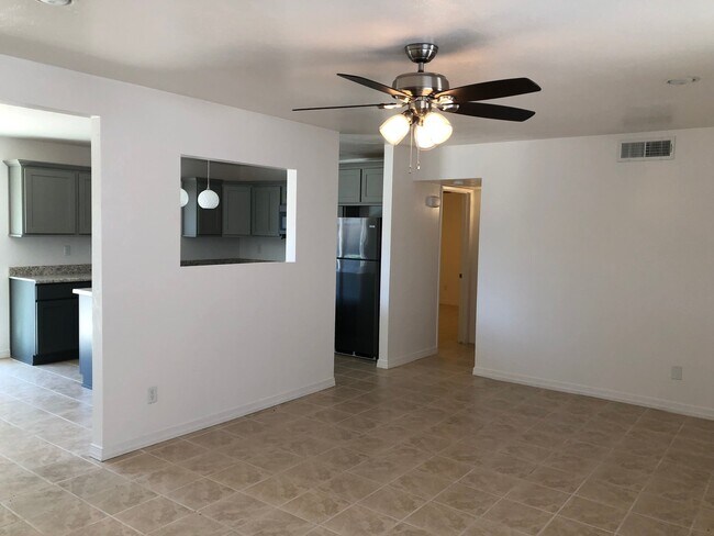 Foto del edificio - Country Club Estates Remodeled cutie